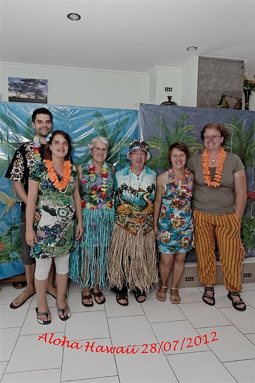 HawaiiParty (10).jpg - Met de aanwezigen op de foto